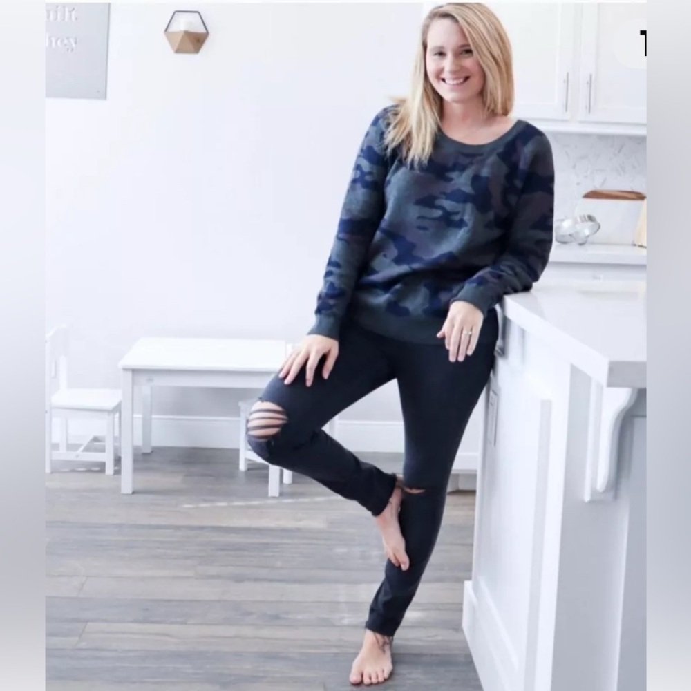 STITCHES & STRIPES Wynona Scoop
Neck